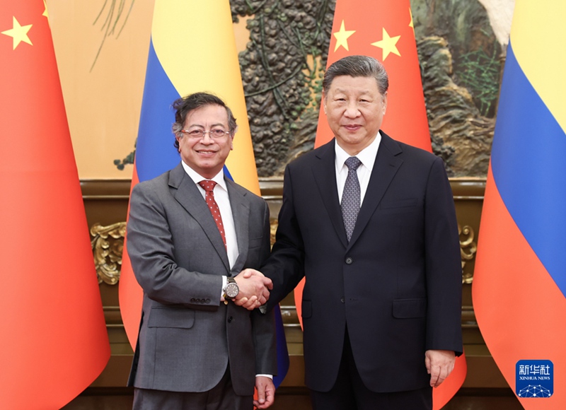Asubuhi ya tarehe 14, Mei, rais Xi Jinping wa China kwenye Jumba la Mikutano ya Umma la Beijing akikutana na rais Gustavo Petro wa Colombia, ambaye yupo nchini China kuhudhuria mkutano wa nne wa mawaziri wa Jukwaa la China na CELAC. (Huang Jingwen/Xinhua)