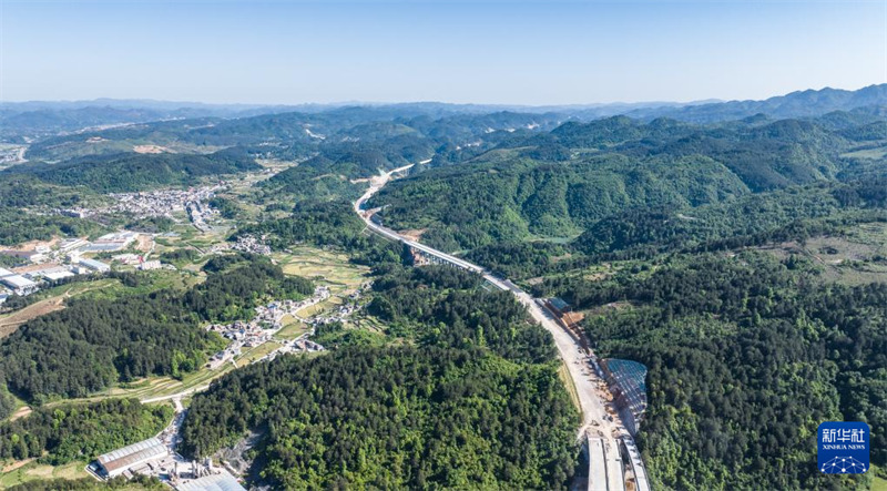 Picha iliyopigwa kwa droni Mei 12, 2025 ikionyesha sehemu ya barabara ya mwendo kasi ya Guiyang-Pingtang inayojengwa katika Mkoa wa Guizhou, kusini-magharibi mwa China.(Xinhua/Taoliang)