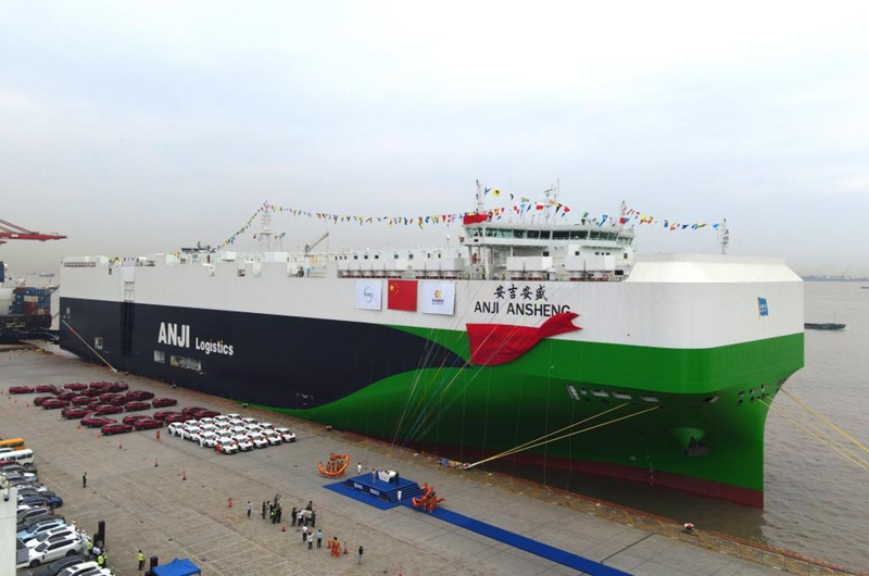 Picha iliyopigwa tarehe 15, Mei ikionesha hafla ya kuipa jina meli ya Anji Ansheng iliyofanyika kwenye gati la magari la kimataifa la Shanghai Haitong. (Fang Zhe/Xinhua)