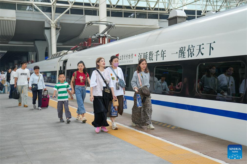 Abiria wakipanda treni yenye kaulimbiu ya Sanxingdui, mabaki maarufu ya kale ya China kwenye Stesheni ya Reli ya Chengdu Mashariki mjini Chengdu, Mkoani Sichuan, kusini-magharibi mwa China, Mei 18, 2025. (Kundi la Kampuni za Shirika la Reli la China Tawi la Chengdu /kupitia Xinhua)