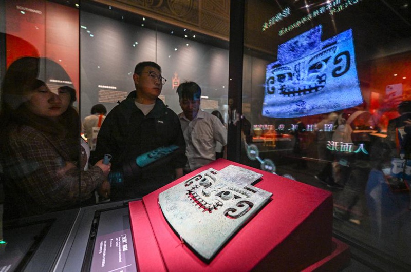 Watembeleaji wakitazama vitu kwenye "Maonyesho Mfululizo juu ya Asili ya Ustaarabu wa China: Hii ni Enzi ya Shang" kwenye Jumba la Makumbusho ya Mfereji Mkuu la Beijing, Mei 18, 2025. (Xinhua/Chen Zhonghao)