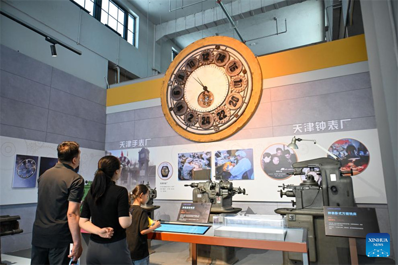Watu wakitembelea Jumba la Makumbusho ya Viwanda Vya Zana za Mashine la Tianjin mjini Tianjin, kaskazini mwa China, Mei 18, 2025.  (Xinhua/Sun Fanyue)