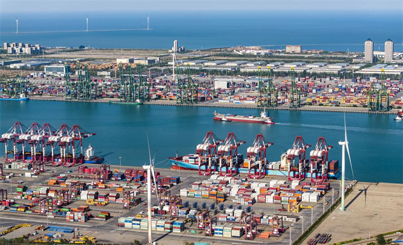 Picha iliyopigwa tarehe 25 Aprili 2025 ikionyesha meli ya mizigo ikiendeshwa katika Bandari ya Tianjin mjini Tianjin, kaskazini mwa China. (Xinhua/Zhao Zishuo) 