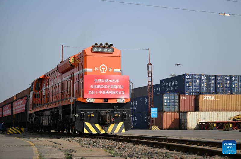 Treni ya mizigo ya China-Asia ya Kati inayoelekea Tashkent kupitia Horgos ikifunga safari kutoka stesheni katika Bandari ya Tianjinkaskazini mwa China, Mei 20, 2025. (Xinhua/Zhao Zishuo)