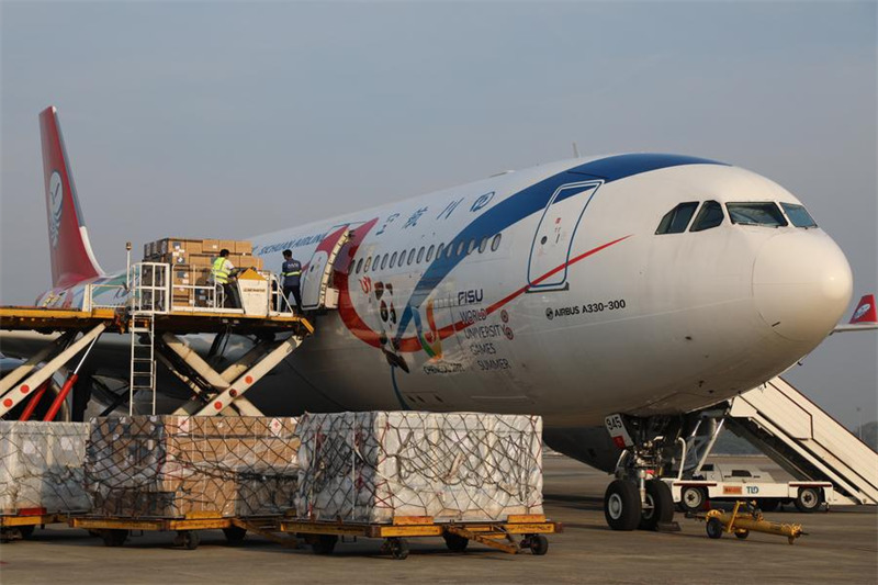 Picha hii iliyopigwa Januari 19, 2023 ikionyesha chanjo dhidi ya COVID-19 zilizotolewa na China zikiwasili kwenye Uwanja wa Ndege wa Kimataifa wa Yangon mjini Yangon, Myanmar. (Ubalozi wa China nchini Myanmar/kupitia Xinhua)