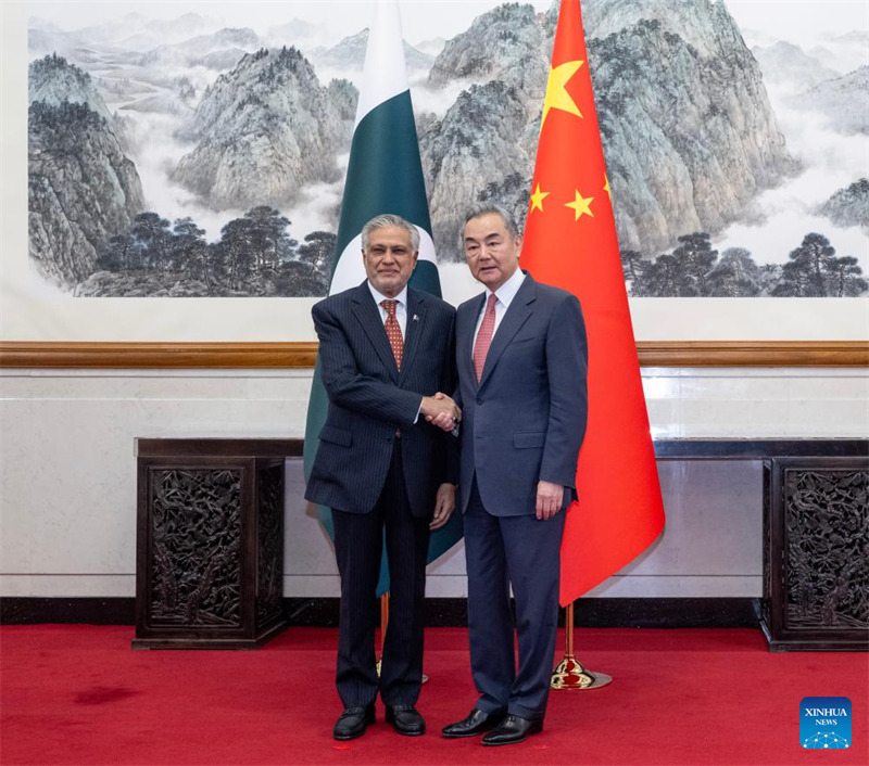 Waziri wa Mambo ya Nje wa China Wang Yi, ambaye pia ni mjumbe wa Ofisi ya Siasa ya Kamati Kuu ya Chama cha Kikomunisti cha China (CPC), akifanya mazungumzo na Naibu Waziri Mkuu wa Pakistan ambaye pia ni Waziri wa Mambo ya Nje wa nchi hiyo Mohammad Ishaq Dar mjini Beijing, mji mkuu wa China, Mei 20, 2025. (Xinhua/Zhai Jianlan)