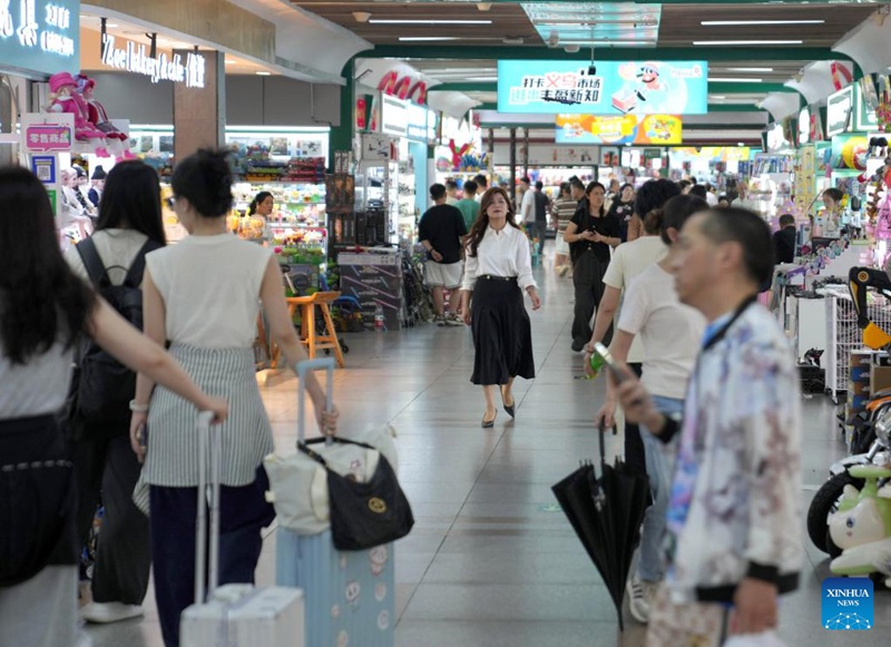 Sun Lijuan akionekana katika picha katika Mji wa Biashara ya Kimataifa wa Yiwu Mkoa wa Zhejiang, mashariki mwa China, Mei 20, 2025. (Xinhua/Han Chuanhao)