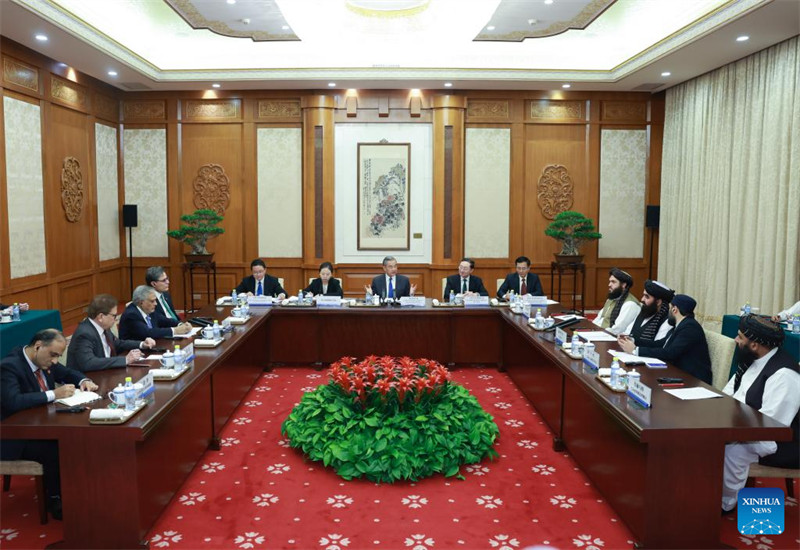 Waziri wa Mambo ya Nje wa China Wang Yi, ambaye pia ni mjumbe wa Ofisi ya Siasa ya Kamati Kuu ya Chama cha Kikomunisti cha China (CPC), Naibu Waziri Mkuu na Waziri wa Mambo ya Nje wa Pakistan Mohammad Ishaq Dar na Kaimu Waziri wa Mambo ya Nje wa Afghanistan Amir Khan Muttaqi wakifanya mkutano usio rasmi mjini Beijing, mji mkuu wa China, Mei 21, 2025. (Xinhua/Wang Ye)