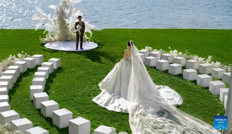 Wanandoa wakifanya harusi katika Eneo linalojiendesha la Kabila la Wabai la Dali, Mkoa wa Yunnan, kusini magharibi mwa China, Mei 10, 2025.(Xinhua)