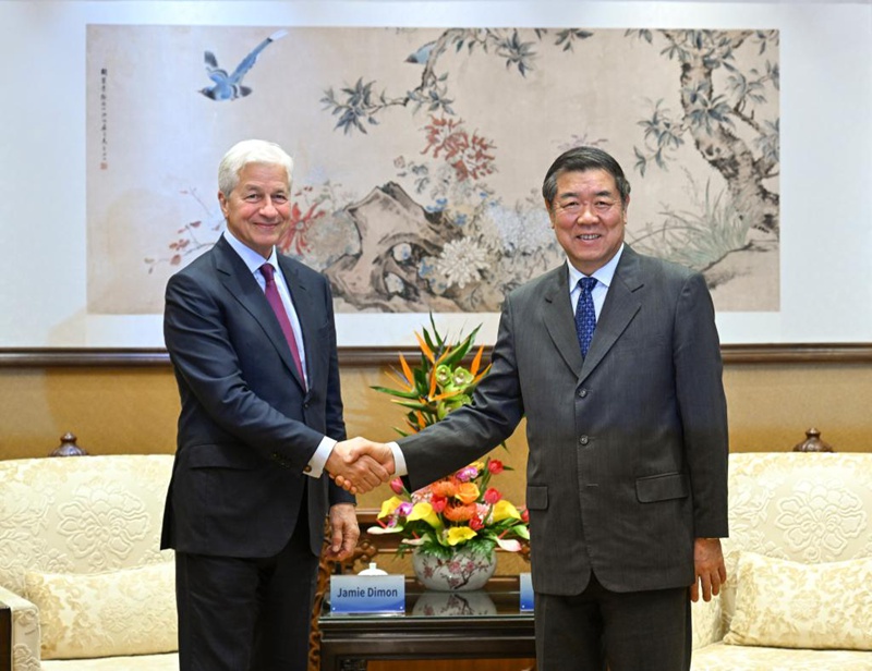 Naibu Waziri Mkuu wa China He Lifeng, ambaye pia ni Mjumbe wa Ofisi ya Siasa ya Kamati Kuu ya Chama cha Kikomunisti cha China (CPC), akikutana na Jamie Dimon, mwenyekiti wa bodi ya wakurugenzi na  ofisa mtendaji mkuu wa JPMorgan Chase, mjini Beijing, Mei 22, 2025. (Xinhua/Zhang Ling)