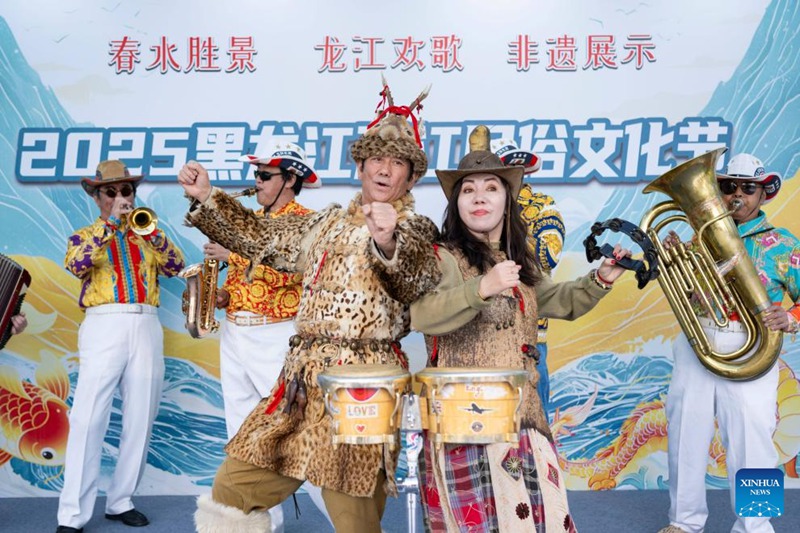 Wasanii wakifanya maonesho ya sanaa katika shughuli ya Siku ya Kimataifa ya Anuwai ya Viumbe 2025 katika Mji wa Yichun, Mkoa wa Heilongjiang, kaskazini-mashariki mwa China, Mei 22, 2025. (Xinhua/Xie Jianfei)