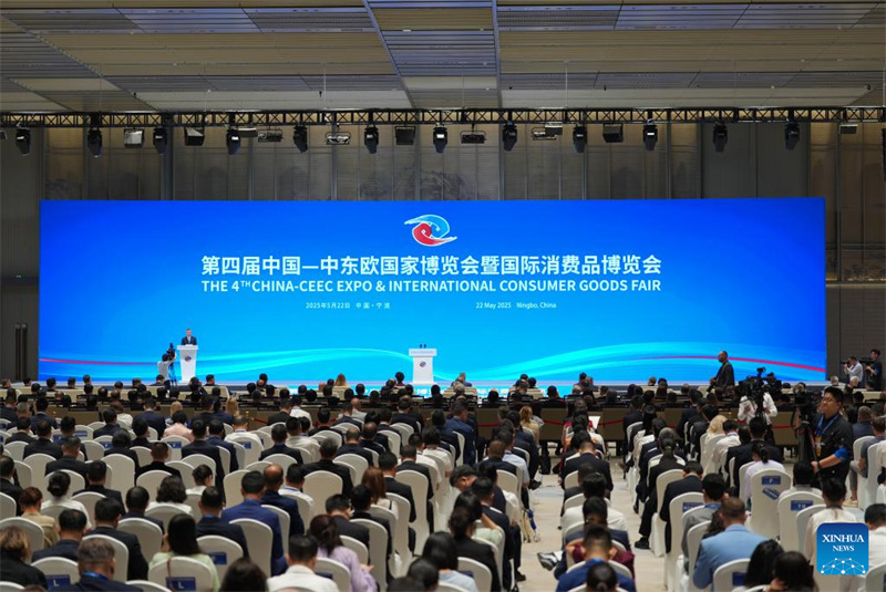 Picha hii iliyopigwa Mei 22, 2025 ikionyesha hafla ya ufunguzi wa Maonyesho ya 4 ya China na nchi za Ulaya ya Kati na Mashariki CEEC na Maonesho ya Kimataifa ya Bidhaa za Matumizi mjini Ningbo, Mkoani Zhejiang, mashariki mwa China. (Xinhua/Huang Zongzhi)
