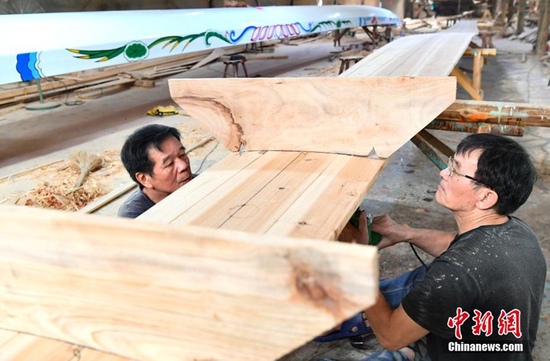 “Kijiji No. 1 cha Mashua ya Dragon cha China” chawa na pilika za uzalishaji mashua wakati Sikukuu ya Duanwu ikiwadia