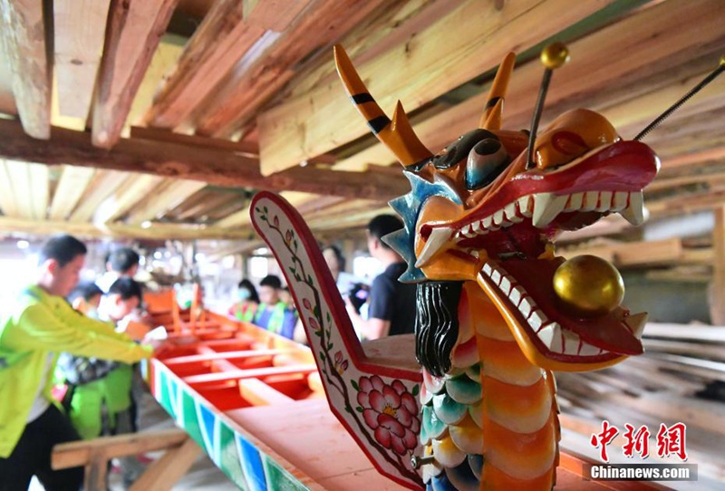 “Kijiji No. 1 cha Mashua ya Dragon cha China” chawa na pilika za uzalishaji mashua wakati Sikukuu ya Duanwu ikiwadia