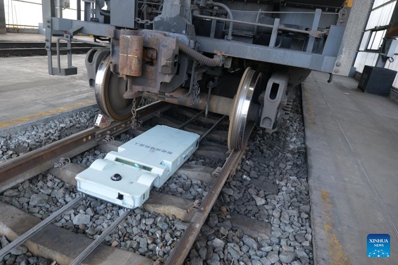 Roboti ya ukaguzi ikijiandaa kukagua treni ya mizigo kwenye karakana ya matengenezo ya treni ya Kampuni ya Vifaa vya Reli ya China Energy katika Bandari ya Huanghua, Mkoa wa Hebei, Kaskazini mwa China, Mei 15, 2025. (Picha na Fu Xiuzhi/Xinhua)