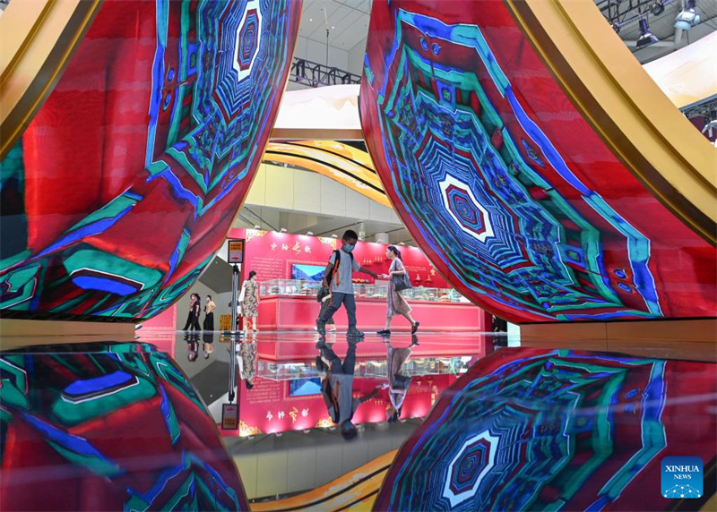 Watoto wakitembea kuipita skrini kwenye eneo la maonyesho la Beijing katika Maonyesho ya 21 ya Kimataifa ya viwanda vya Kiutamaduni ya China mjini Shenzhen, Mkoani Guangdong, kusini mwa China, Mei 24, 2025.  (Xinhua/Xiao Ennan)