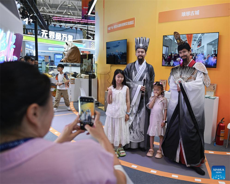 Shughuli za kiutamaduni kwenye Maonyesho ya Kimataifa ya viwanda vya Kiutamaduni ya China zavutia watembeleaji vijana