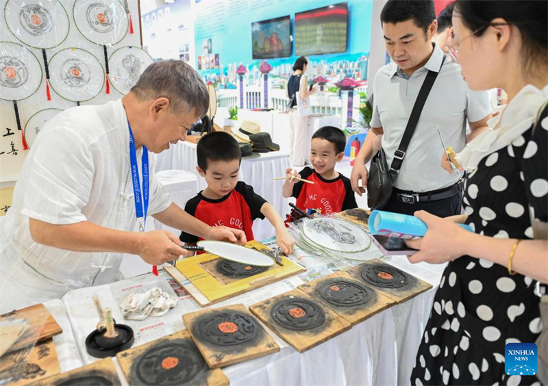 Shughuli za kiutamaduni kwenye Maonyesho ya Kimataifa ya viwanda vya Kiutamaduni ya China zavutia watembeleaji vijana