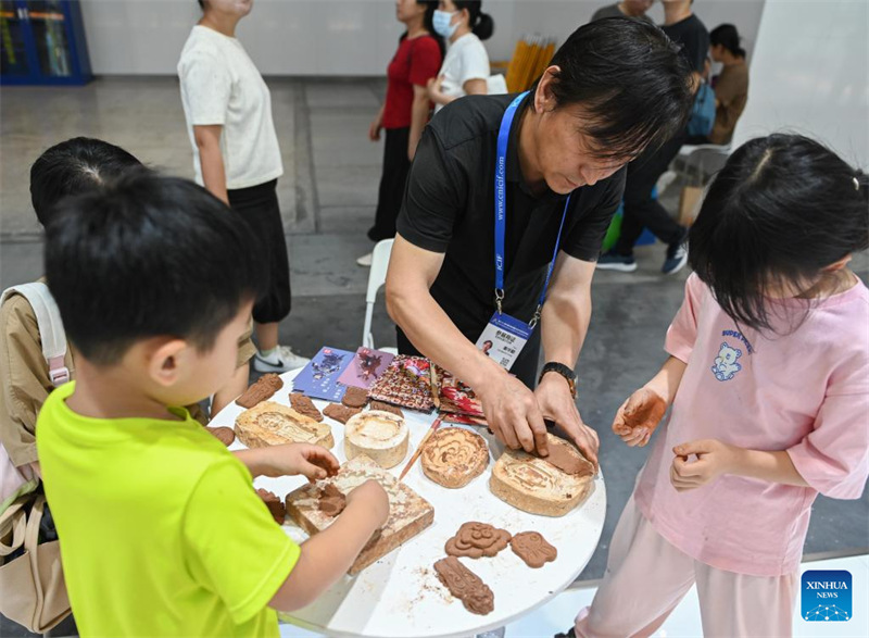 Shughuli za kiutamaduni kwenye Maonyesho ya Kimataifa ya viwanda vya Kiutamaduni ya China zavutia watembeleaji vijana