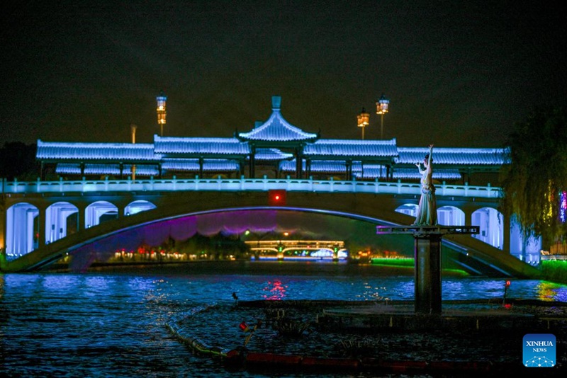 Msanii anacheza densi kwenye Mfereji Mkuu wa China mjini Yangzhou, Mkoa wa Jiangsu, mashariki mwa China, Mei 19, 2025. (Xinhua/Chen Shuo)