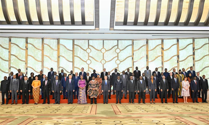 Waziri wa Mambo ya Nje wa China Wang Yi, ambaye pia ni Mjumbe wa Ofisi ya Siasa ya Kamati Kuu ya Chama cha Kikomunisti cha China (CPC), akikutana na mabalozi na wajumbe wa Afrika nchini China na kuadhimisha pamoja Siku ya Afrika mjini Beijing, mji mkuu wa China, Mei 26, 2025. (Xinhua/Yue Yuewei)