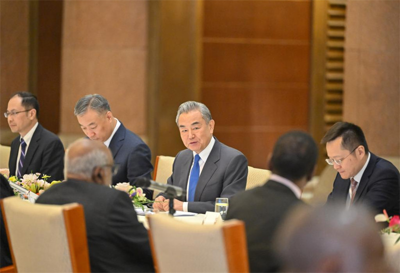 Waziri wa Mambo ya Nje wa China Wang Yi, ambaye pia ni Mjumbe wa Ofisi ya Siasa ya Kamati Kuu ya Chama cha Kikomunisti cha China (CPC), akikutana na mabalozi wa Afrika nchini China na kuadhimisha kwa pamoja Siku ya Afrika mjini Beijing, mji mkuu wa China, Mei 26, 2025. (Xinhua/Yue Yuewei)