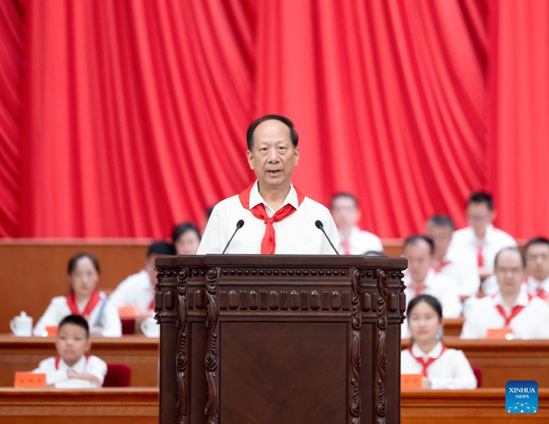 Shi Taifeng, mjumbe wa Ofisi ya Siasa ya Kamati Kuu ya Chama cha Kikomunisti cha China (CPC) na Mkuu wa Idara ya Oganaizesheni ya Kamati Kuu ya CPC, akisoma barua ya pongezi ya Rais Xi Jinping wa China na kutoa hotuba kwa niaba ya Kamati Kuu ya CPC kwenye Mkutano Mkuu wa Tisa wa Vijana Chipukizi wa China mjini Beijing, Mei 27, 2025. (Xinhua/Ding Haitao)