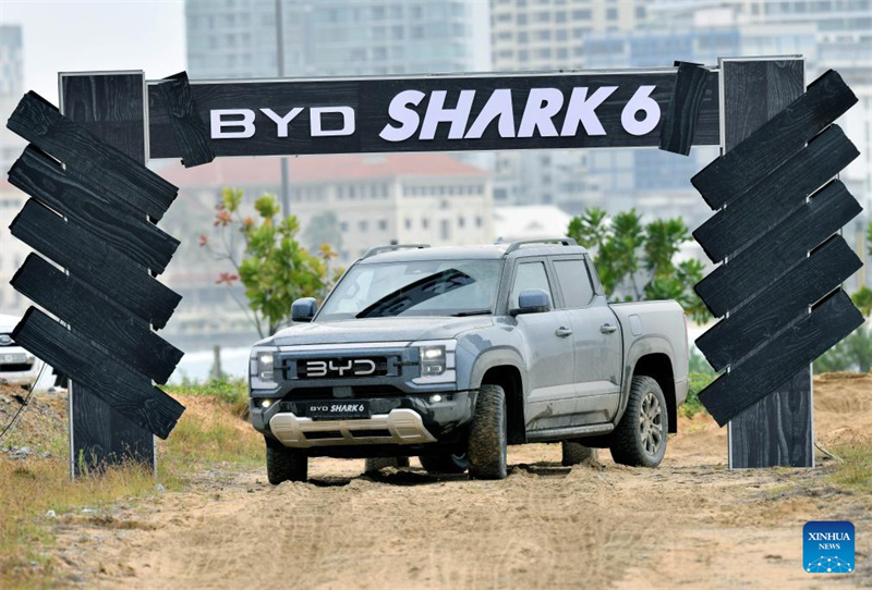 Picha iliyopigwa Mei 27, 2025 ikionyesha gari la BYD aina ya SHARK 6 mjini Colombo, Sri Lanka. (Picha na Ajith Perera/Xinhua)
