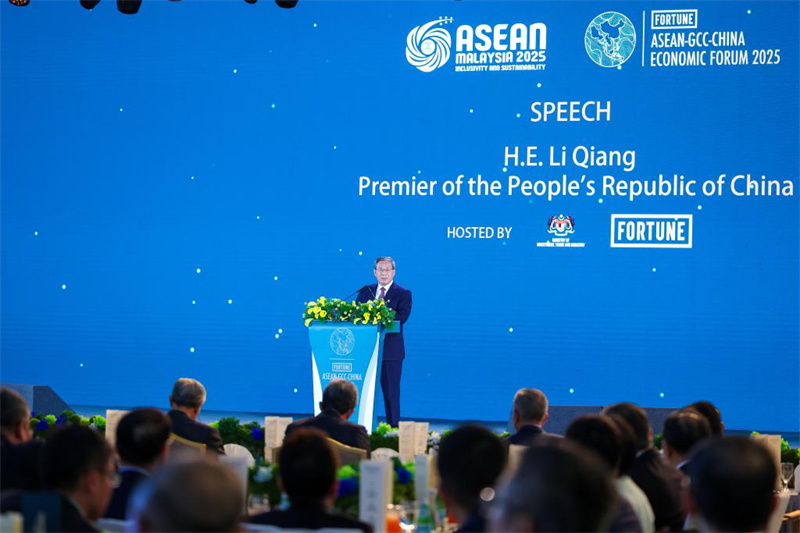 Waziri Mkuu wa China Li Qiang akihutubia hafla ya ufunguzi wa Baraza la Kiuchumi kati Jumuiya ya Nchi za Asia Kusini-Mashariki (ASEAN), China na Baraza la Ushirikiano la nchi za Ghuba (GCC) 2025 mjini Kuala Lumpur, Malaysia, Mei 27, 2025. (Xinhua/Li Xiang)