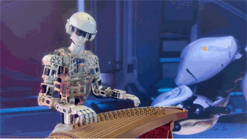 Roboti ya umbo la binadamu ikipiga ala ya jadi ya muziki ya guzheng. (Picha na Ren Fengtao/ People's Daily Online)