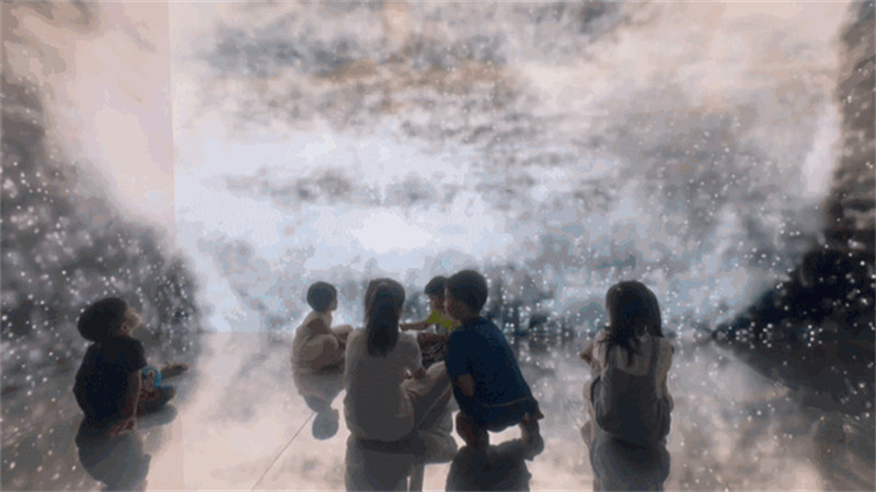 Hadhira ya vijana ikichangamana na uhalisia wa "Toleo la Dreamland" la People's Daily Online. (Picha na Ren Fengtao, People's Daily Online)