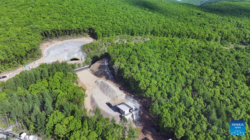 Picha hii iliyopigwa kwa droni Mei 27, 2025 ikionyesha lango la kuingia ndani ya handaki kwenye reli inayounganisha mji wa Suifenhe na mpaka kati ya China na Russia katika Mkoa wa Heilongjiang, kaskazini mashariki mwa China. (Wimbo wa Xinhua/Wang)