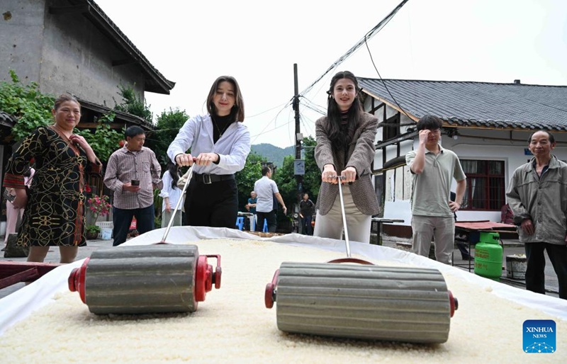 Wanafunzi wa Kimataifa wahudhuria washiriki shughuli za kitamaduni kabla ya Sikukuu ya Duanwu mjini Chongqing, China