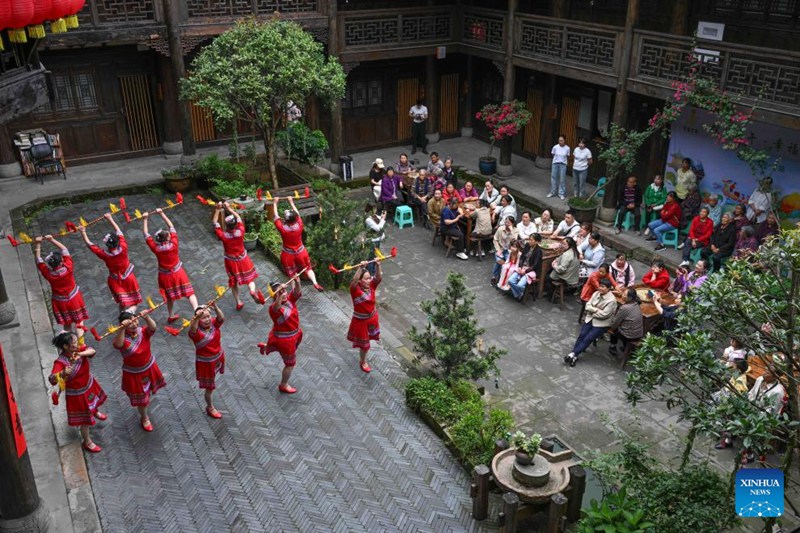 Wanafunzi wa Kimataifa wahudhuria washiriki shughuli za kitamaduni kabla ya Sikukuu ya Duanwu mjini Chongqing, China