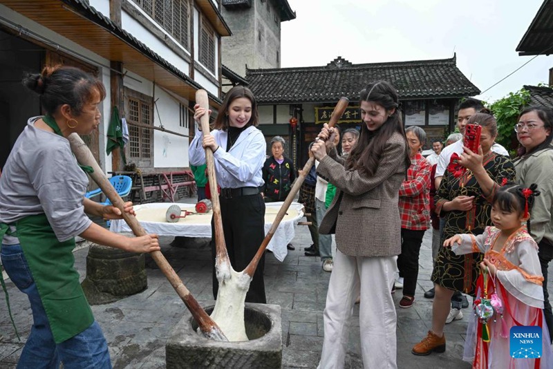 Wanafunzi wa Kimataifa wahudhuria washiriki shughuli za kitamaduni kabla ya Sikukuu ya Duanwu mjini Chongqing, China