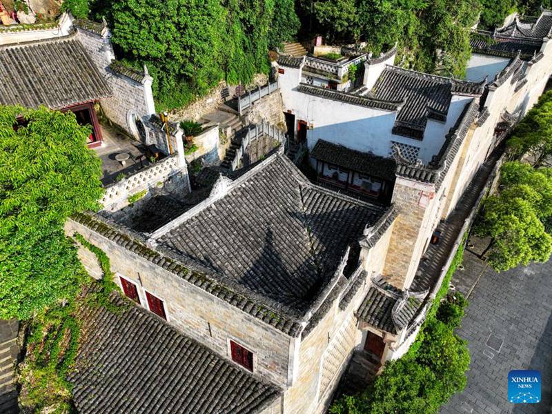 Mapango ya Qinglong: Majengo ya kale kwenye miteremko mikali ya miamba katika Mkoa wa Guizhou, China