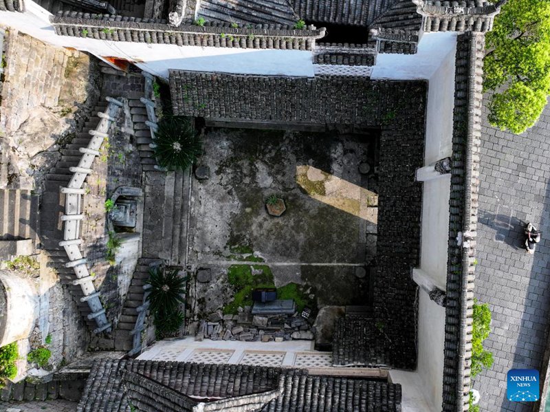 Mapango ya Qinglong: Majengo ya kale kwenye miteremko mikali ya miamba katika Mkoa wa Guizhou, China