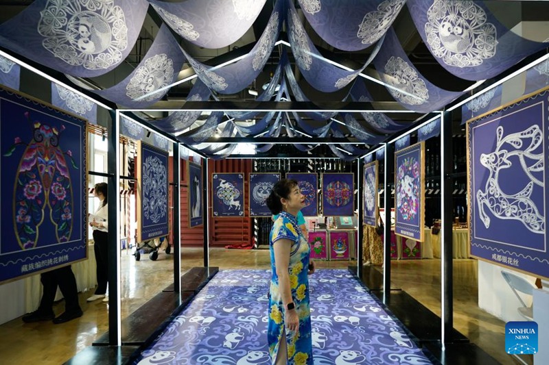 Watembeleaji wakitembelea Tamasha la 9 la kimataifa la Urithi wa Kiutamaduni usioshikika linalofanyika Chengdu, Mkoani Sichuan, Kusini Magharibi mwa China, Mei 28, 2025. (Xinhua/Xu Bingjie)