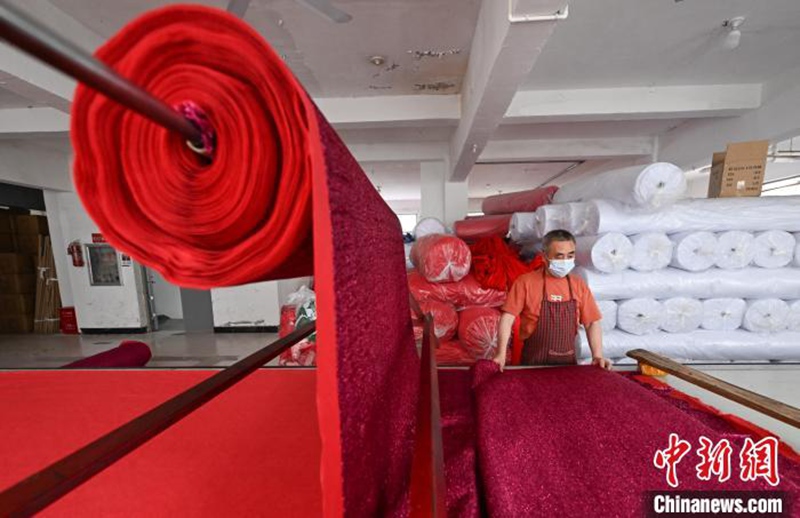 Mji wa Yiwu, China waingia kilele cha pilika za uzalishaji bidhaa za Krismasi