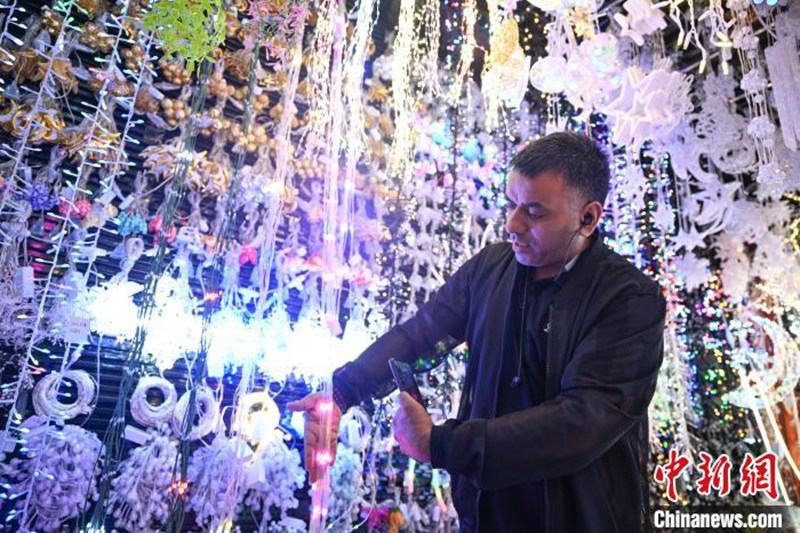 Mji wa Yiwu, China waingia kilele cha pilika za uzalishaji bidhaa za Krismasi