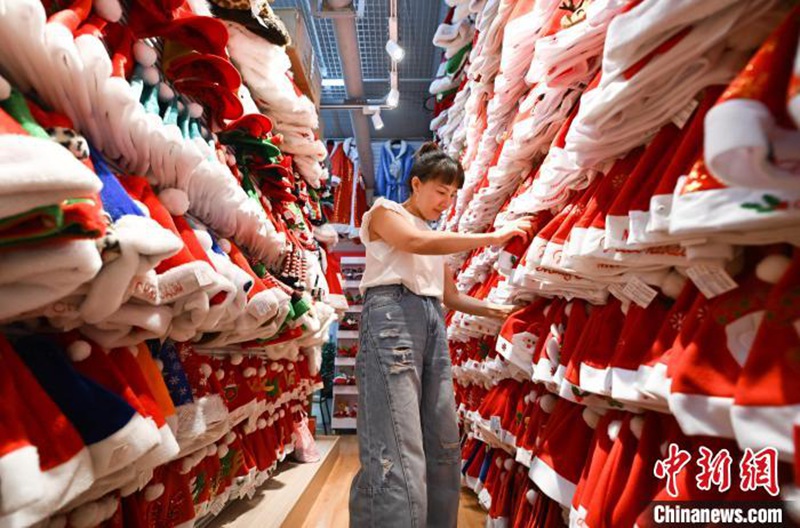 Mji wa Yiwu, China waingia kilele cha pilika za uzalishaji bidhaa za Krismasi