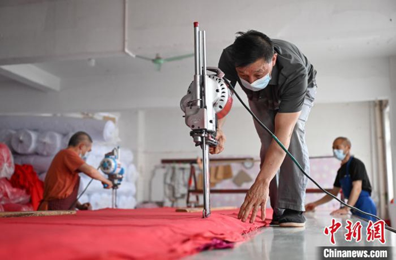 Mji wa Yiwu, China waingia kilele cha pilika za uzalishaji bidhaa za Krismasi