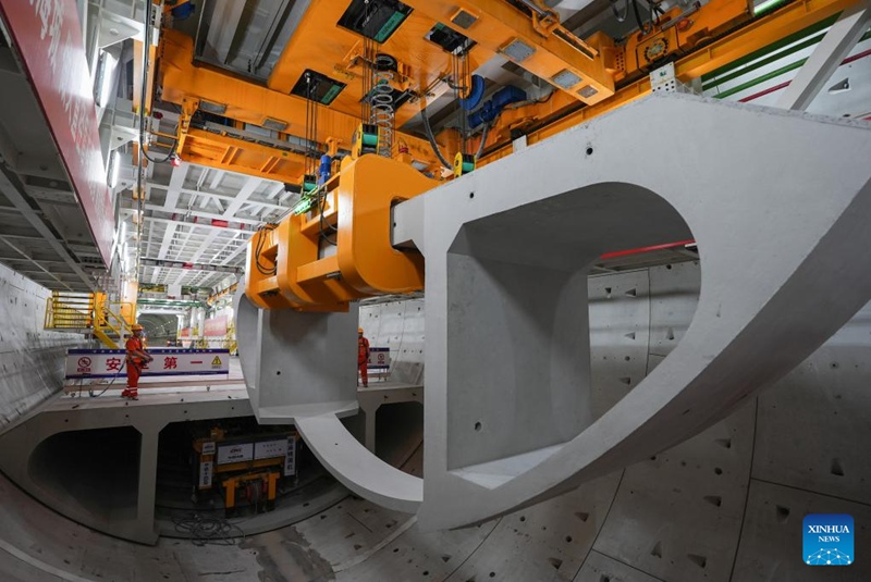 Mafundi kutoka Kampuni ya 14 ya Kundi la Reli la China wakiendesha kreni ndani ya mashine ya ngao ya kuchimba mahandaki ya "Yongzhou" kwenye handaki la chini ya bahari la Jintang la Reli ya Ningbo-Zhoushan katika Mkoa wa Zhejiang, mashariki mwa China, Mei 29, 2025. (Xinhua/Huang Zongzhi)