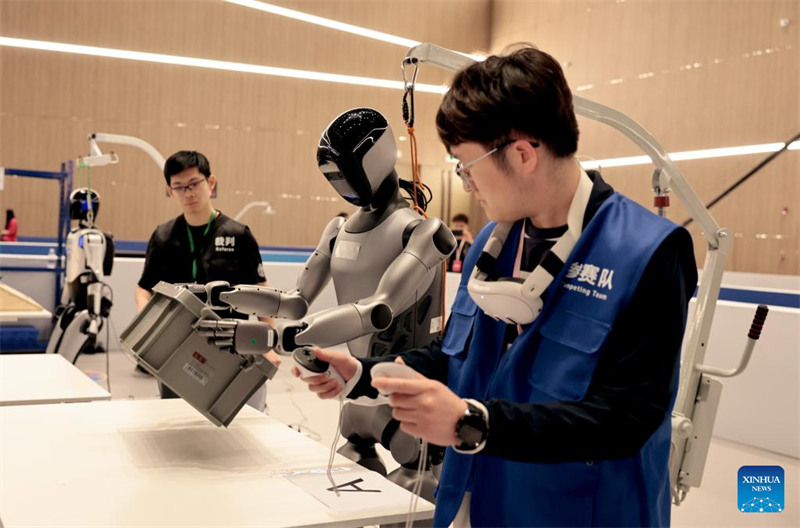 Roboti ikishiriki katika shindano la kusafirisha sanduku kwenye Mashindano ya Kimataifa ya Ustadi wa Roboti yenye Umbo la Binadamu 2025 yaliyofanyika katika Ukumbi wa Sayansi wa Zhangjiang mjini Shanghai, mashariki mwa China, Mei 29, 2025. (Xinhua/Fang Zhe)