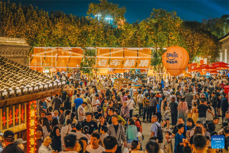 Watalii wakitembelea eneo la mtaa wa kale wa Hetou mjini Tangshan, Mkoa wa Hebei, kaskazini mwa China, Juni 2, 2025. (Picha na Liu Mancang/Xinhua)