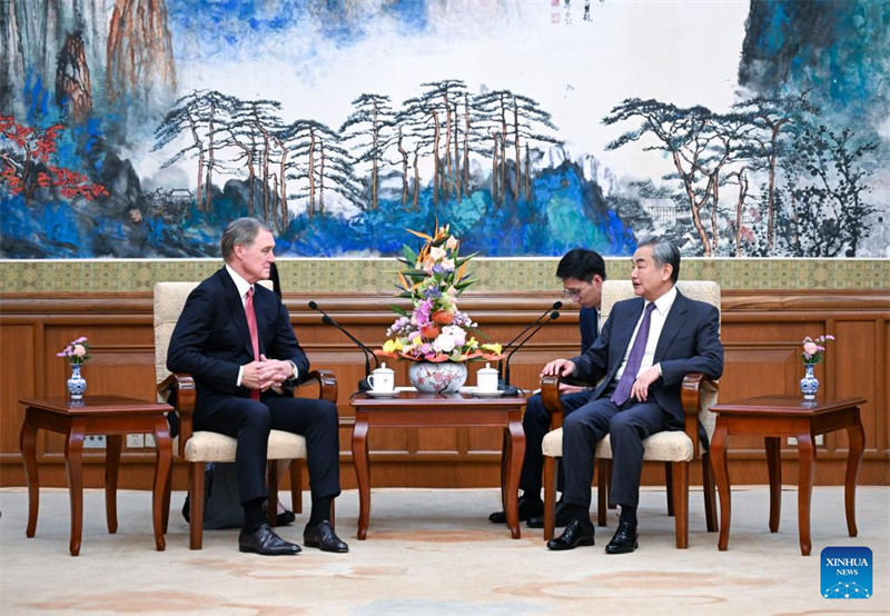 Waziri wa Mambo ya Nje wa China Wang Yi, ambaye pia ni mjumbe wa Ofisi ya Siasa ya Kamati Kuu ya Chama cha Kikomunisti cha China (CPC), akikutana na Balozi mpya wa Marekani nchini China David Perdue mjini Beijing, mji mkuu wa China, Juni 3, 2025. (Xinhua/Zhang Ling)