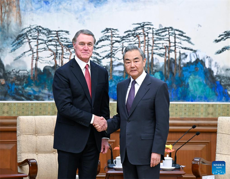 Waziri wa Mambo ya Nje wa China Wang Yi, ambaye pia ni mjumbe wa Ofisi ya Siasa ya Kamati Kuu ya Chama cha Kikomunisti cha China (CPC), akikutana na Balozi mpya wa Marekani nchini China David Perdue mjini Beijing, mji mkuu wa China, Juni 3, 2025. (Xinhua/Zhang Ling)