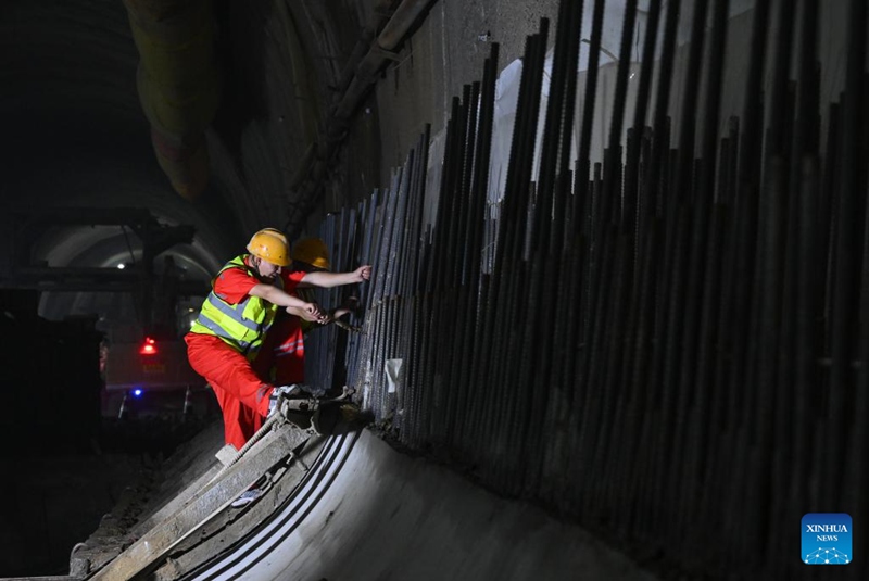 Mfanyakazi akifanya kazi yake kwenye handaki la Mlima Zhongliang, mradi muhimu katika njia namba 15 ya Reli ya Chongqing, katika Mji wa Chongqing, kusini-magharibi mwa China, Juni 3, 2025. (Xinhua/Chen Cheng)