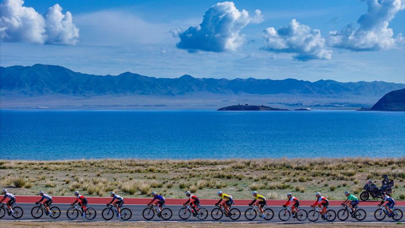 Waendesha baiskeli wakiwa katika raundi ya tano ya mashindano ya baiskeli ya mzunguko wa Ziwa Sayram ya 2025 katika Eneo Linalojiendesha la Kabila la Wamongolia la Bortala, Mkoawa Xinjiang, China, Juni 4, 2025. (kupitia Xinhua)