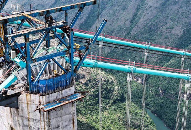 Wajenzi waendelea kujenga daraja refu zaidi duniani katika Mkoa wa Guizhou wa China